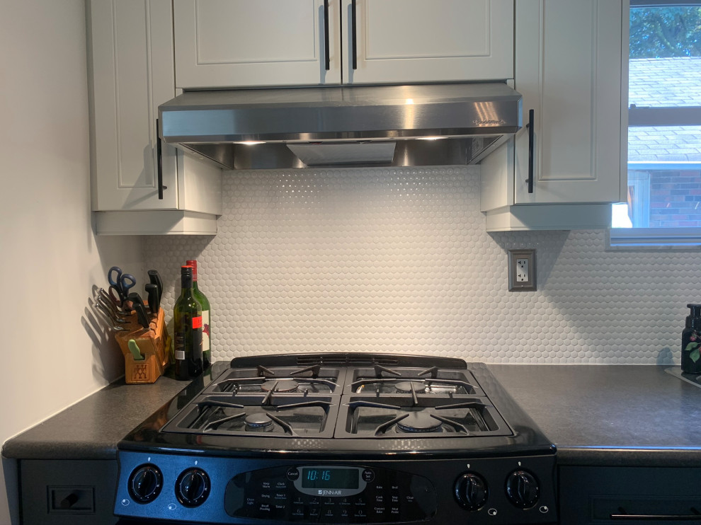 Einzeilige, Mittelgroße Moderne Wohnküche mit Küchenrückwand in Weiß, Rückwand aus Mosaikfliesen, Porzellan-Bodenfliesen, Kücheninsel und grauem Boden in Toronto
