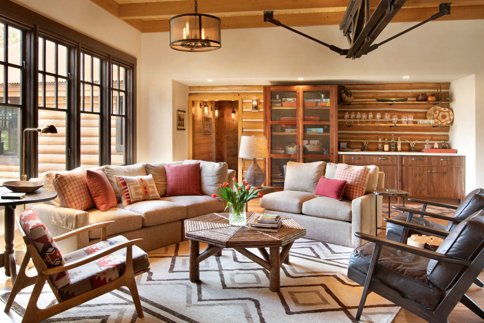 Uriges Wohnzimmer mit Hausbar, beiger Wandfarbe, braunem Holzboden, braunem Boden und Holzdecke in Sonstige