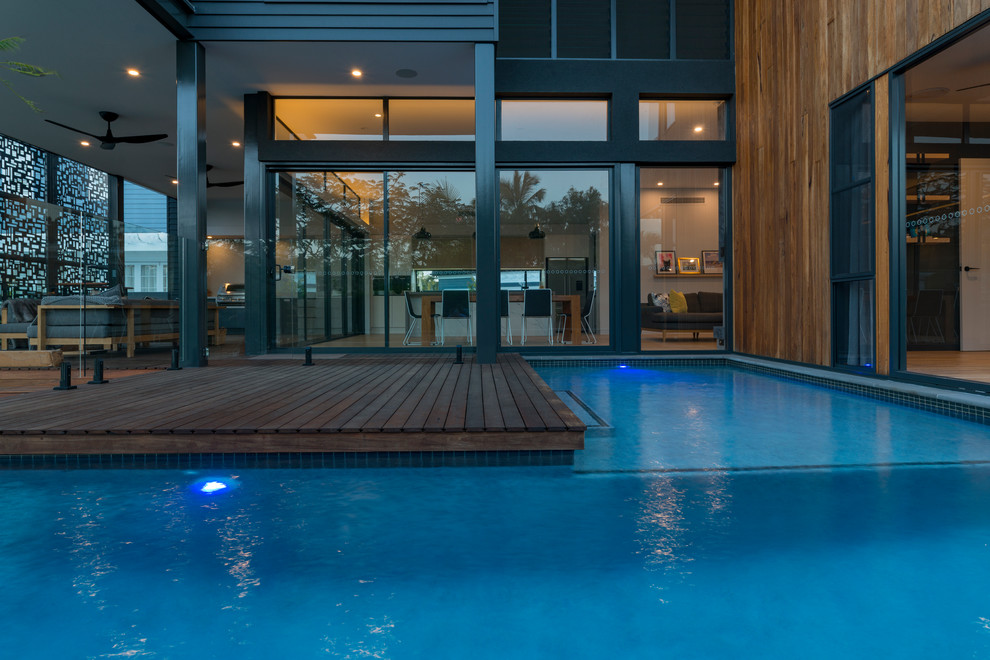 Inspiration for a contemporary side yard deck in Gold Coast - Tweed.