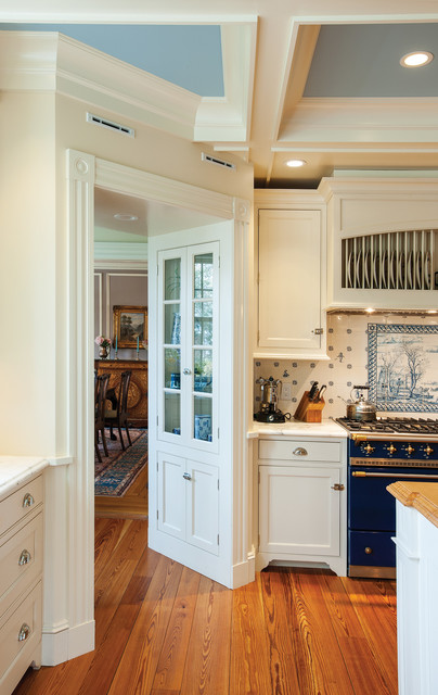 Example of a classic home design design in Boston
