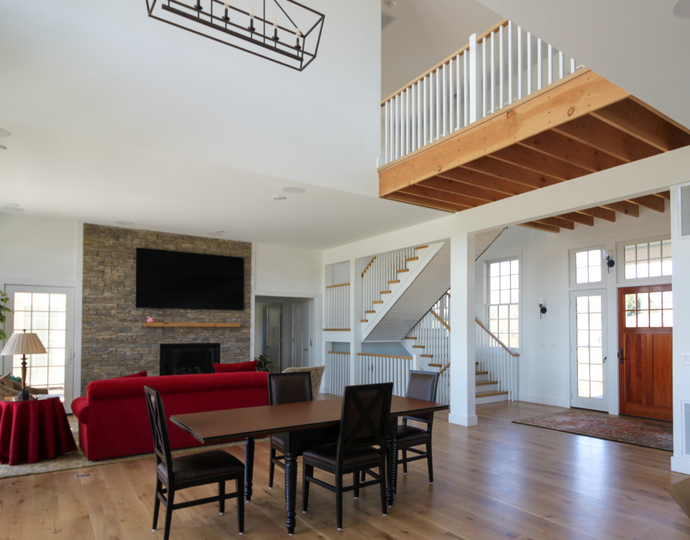 Ejemplo de escalera en U de estilo de casa de campo de tamaño medio con escalones de madera, contrahuellas de madera, barandilla de madera y machihembrado