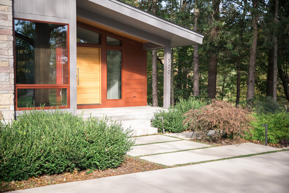 Design ideas for a contemporary landscaping in Grand Rapids.