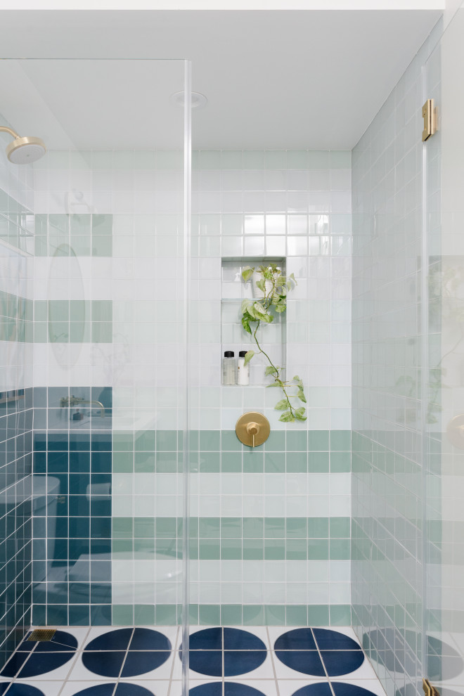 На фото: ванная комната среднего размера в современном стиле с разноцветной плиткой, стеклянной плиткой, полом из керамической плитки и синим полом с