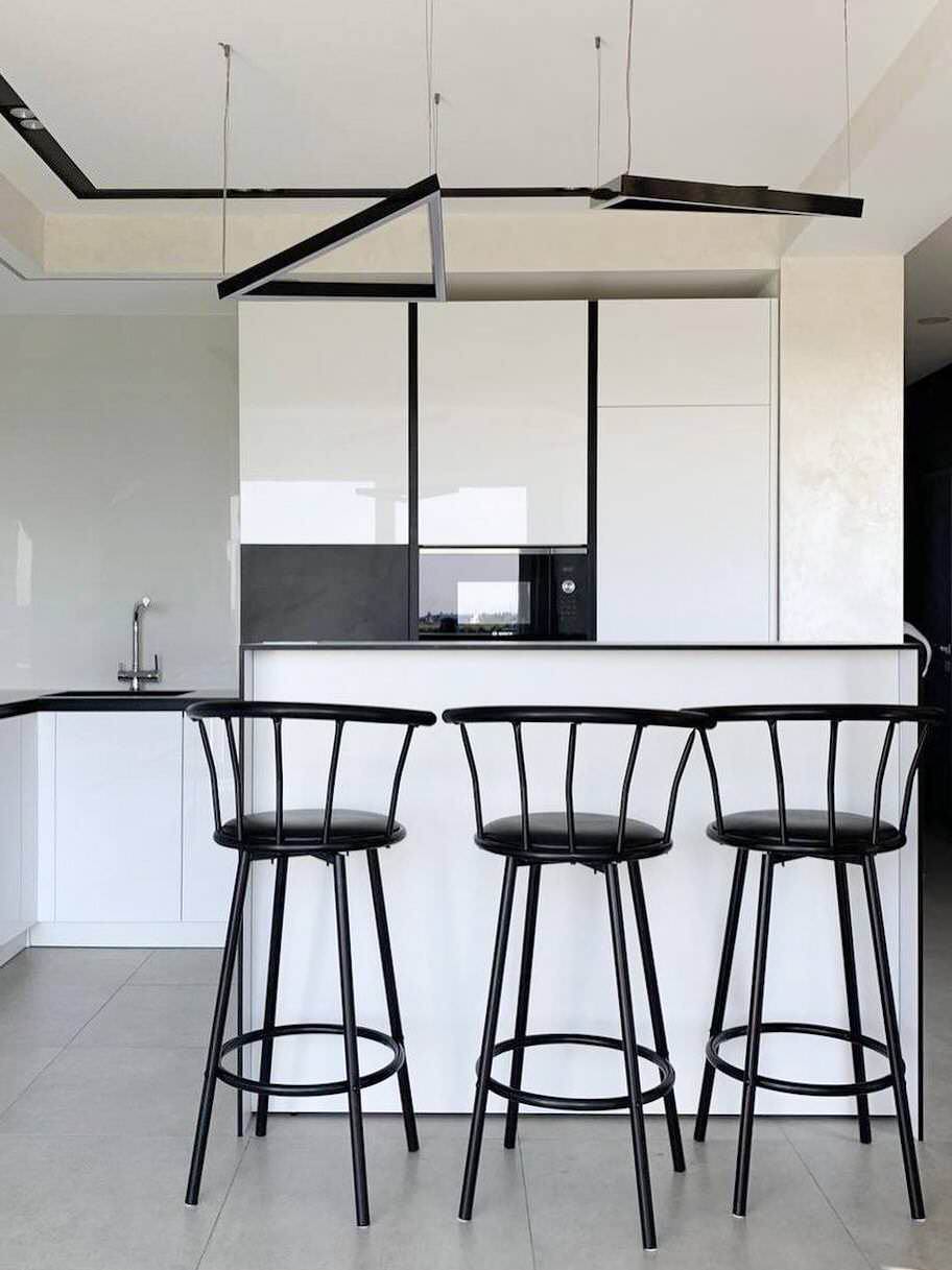 Белая кухня с островом