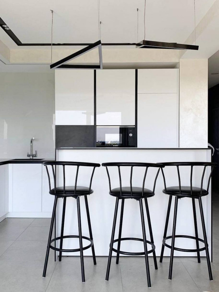 Белая кухня с островом