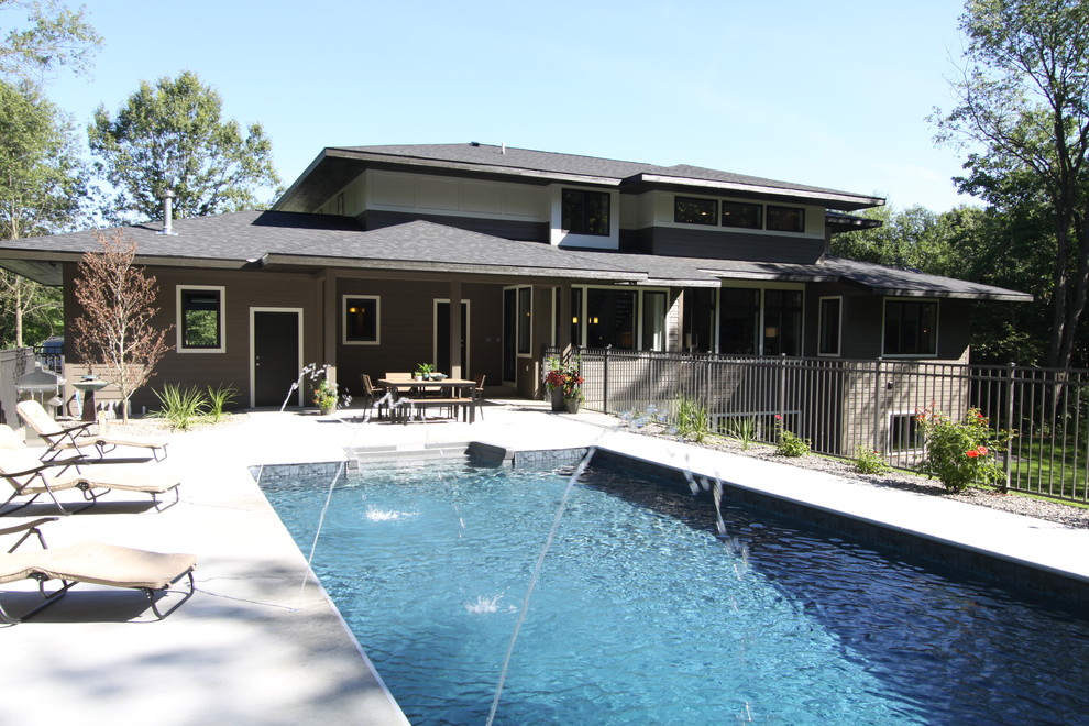 This is an example of a contemporary pool in Grand Rapids.