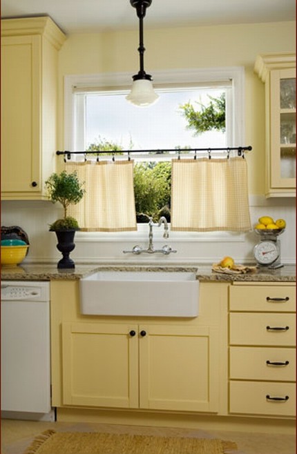 Idée de décoration pour une cuisine tradition avec des portes de placard jaunes.
