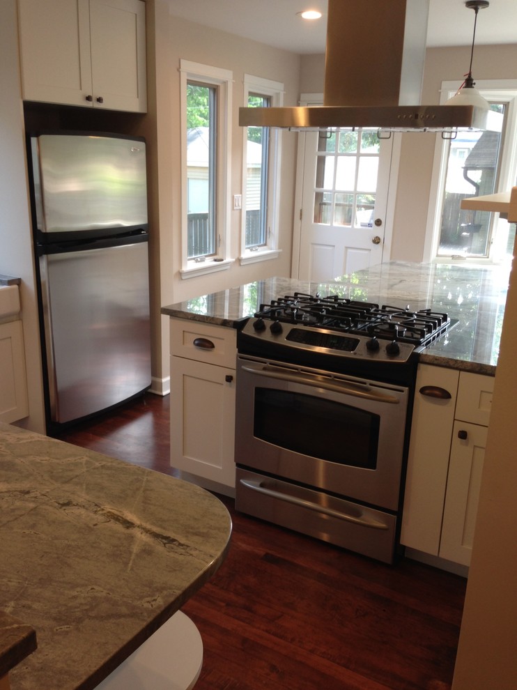 Example of a transitional kitchen design in Chicago