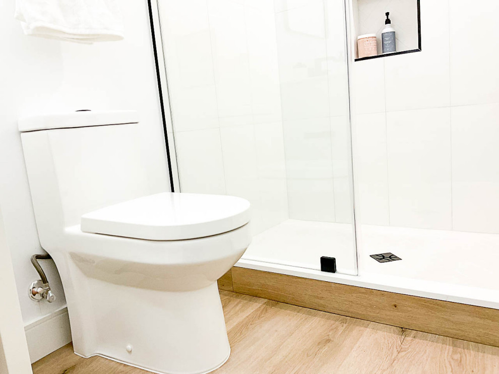 Esempio di una grande stanza da bagno padronale vittoriana con ante in stile shaker, ante bianche, un lavabo e mobile bagno freestanding