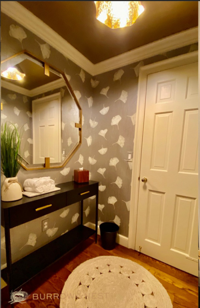 Cette photo montre un WC et toilettes nature de taille moyenne avec un mur beige, un plafond en papier peint et du papier peint.