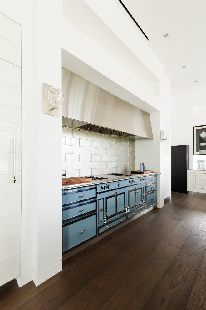 Inspiration for a transitional kitchen remodel in Tampa