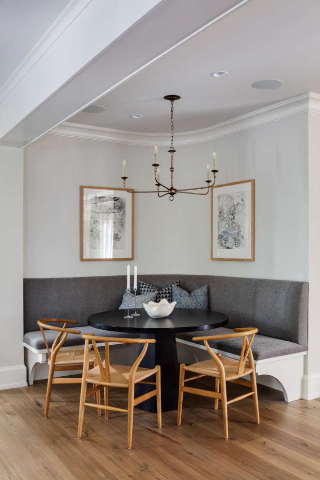 Свежая идея для дизайна: гостиная-столовая в классическом стиле с светлым паркетным полом и балками на потолке - отличное фото интерьера