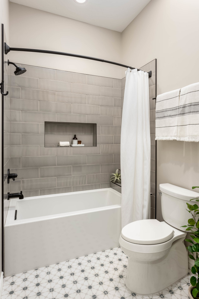 Idéer för att renovera ett mellanstort toalett, med en toalettstol med separat cisternkåpa, grå kakel, porslinskakel, beige väggar, klinkergolv i porslin och flerfärgat golv