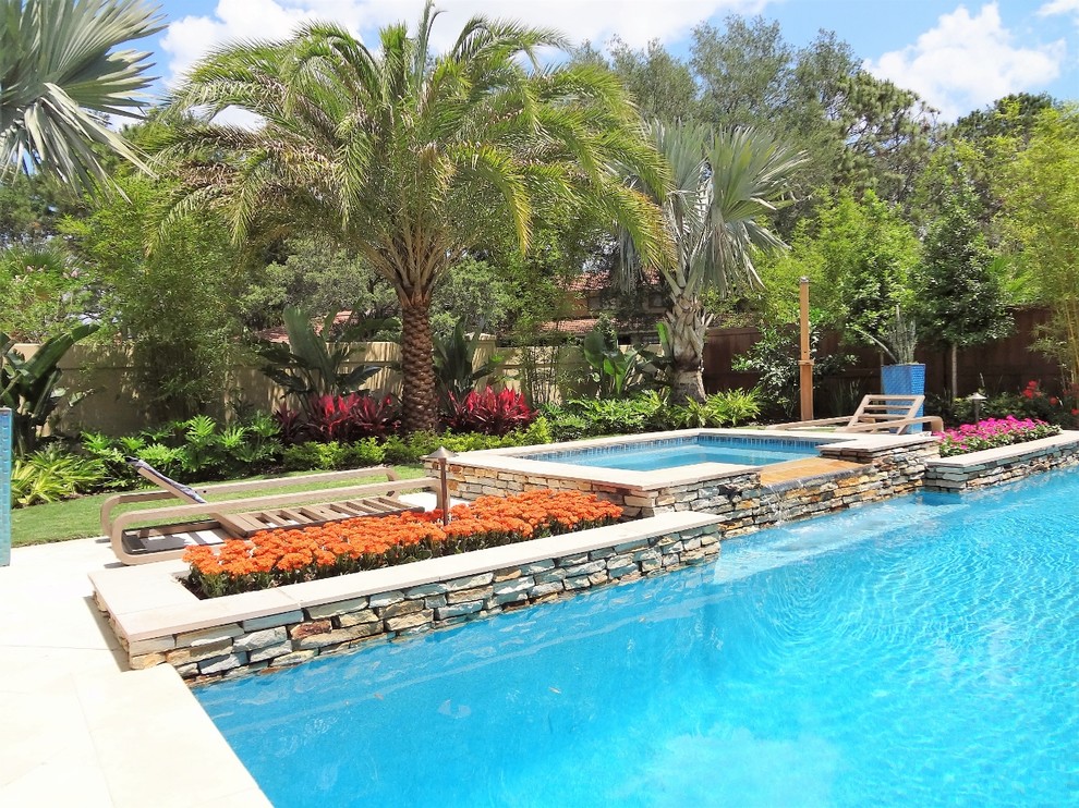 Mid-sized modern backyard full sun garden in Orlando with a water feature and natural stone pavers for spring.