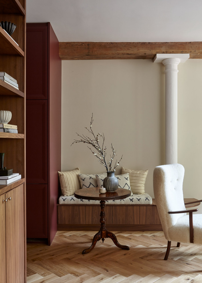 Idée de décoration pour un salon vintage avec un sol en bois brun.
