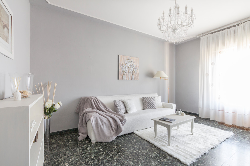 Aménagement d'une salle de séjour classique avec un mur gris, un sol en marbre et un sol noir.