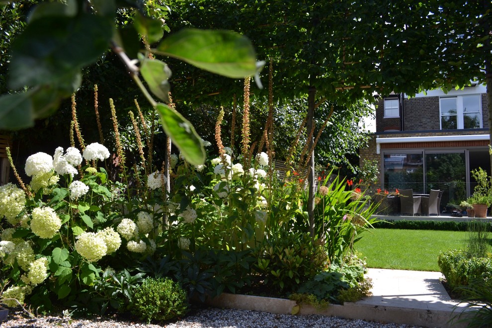 ハートフォードシャーにあるおしゃれな庭の写真