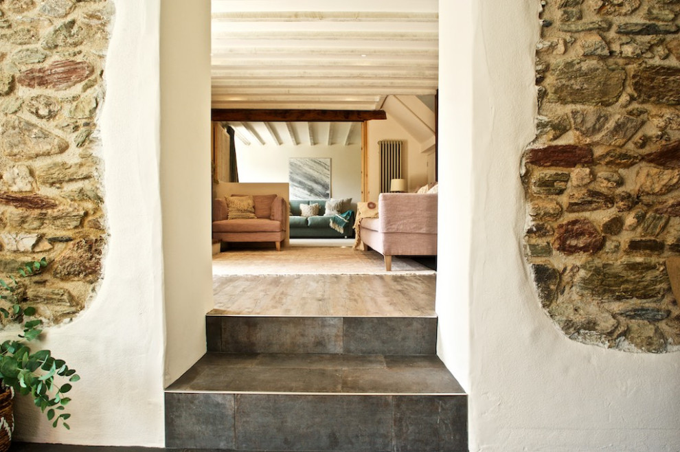 Inspiration for a mid-sized country living room in Devon.