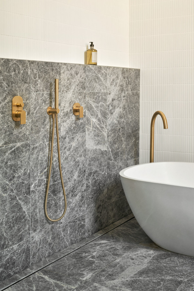 Modelo de cuarto de baño actual grande con bañera japonesa, baldosas y/o azulejos blancos, azulejos en listel, suelo de mármol y suelo gris