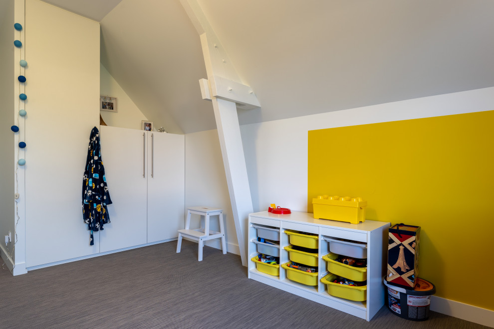 Eklektisk inredning av ett stort pojkrum kombinerat med sovrum och för 4-10-åringar, med flerfärgade väggar, vinylgolv och grått golv