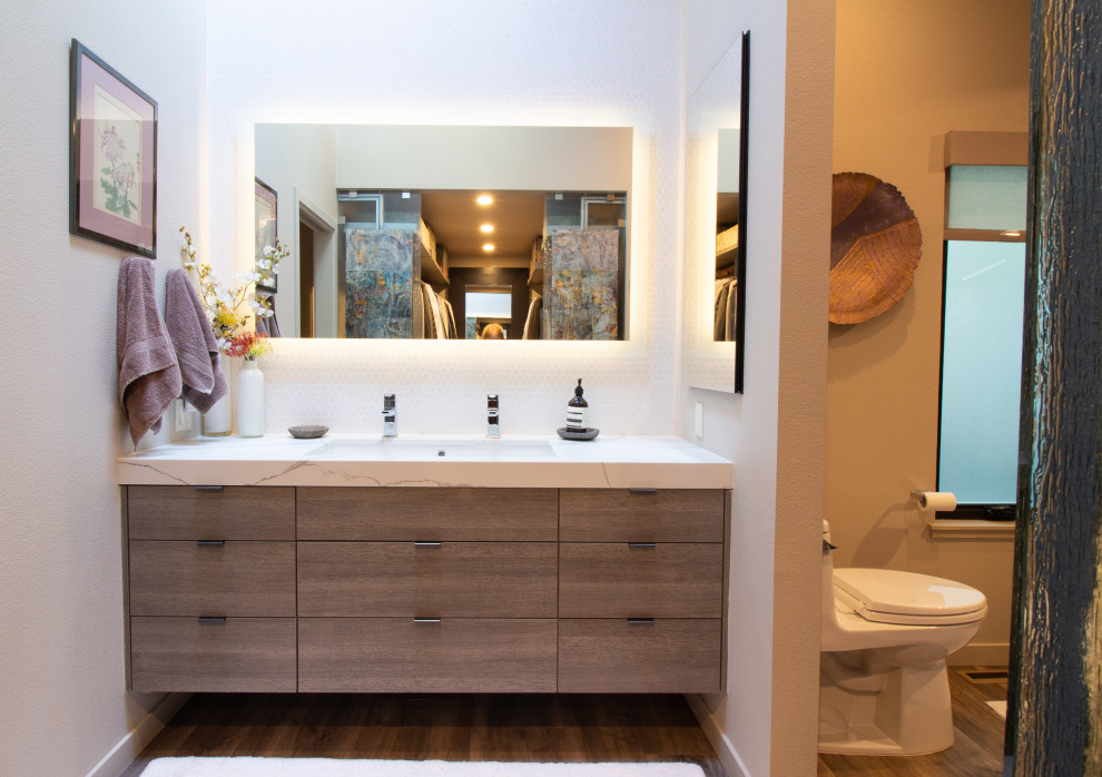 Contemporary Treehouse Master Bathroom