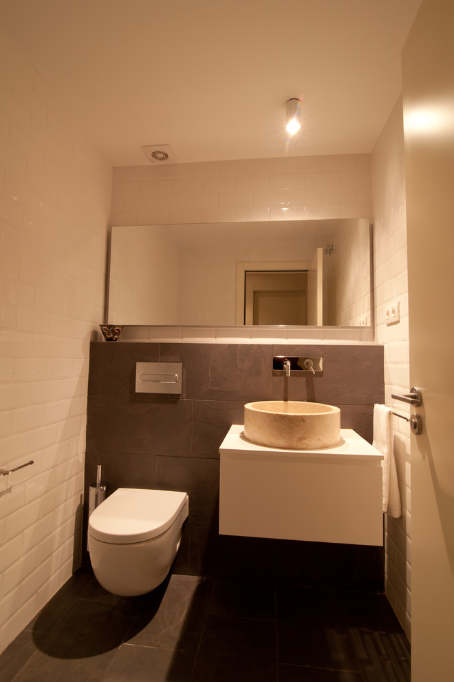 Aseo?[Ejemplo de aseo With armarios con paneles lisos, puertas de armario blancas, sanitario de pared, paredes blancas and lavabo sobreencimera ]:[Ejemplo de aseos With armarios con paneles lisos, puertas de armario blancas, sanitario de pared, paredes blancas and lavabo sobreencimera ]