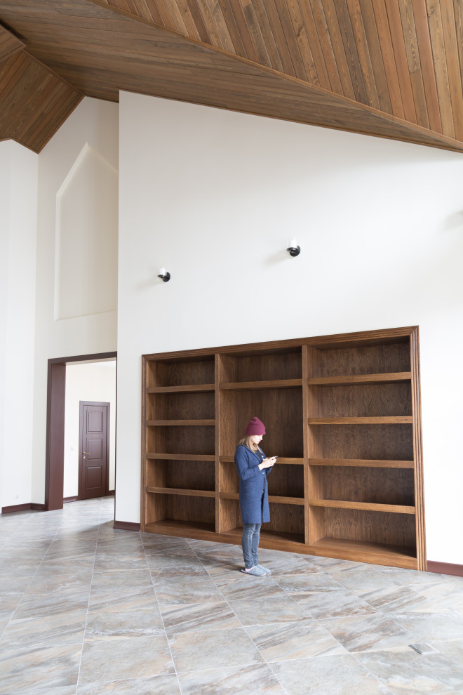 Встроенный открытый шкаф в каминной из дуба в масле