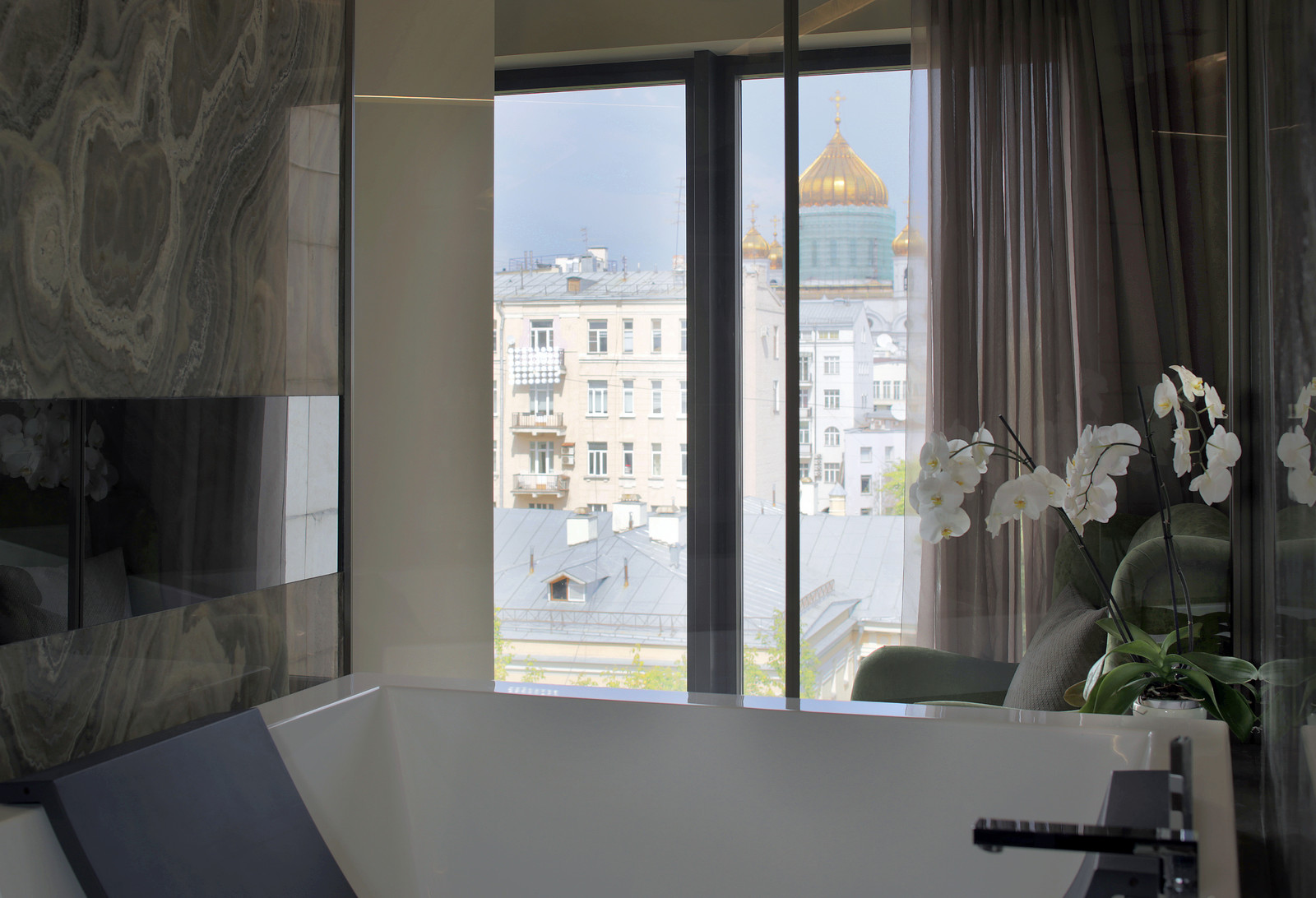 Телевизор в стене из натурального камня