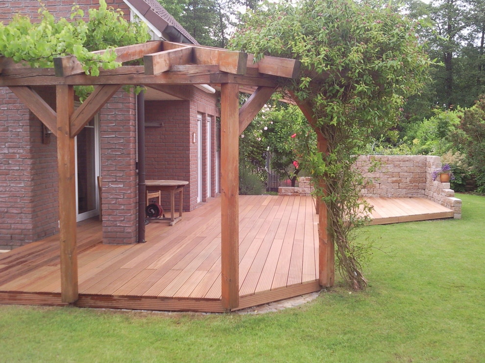 Inspiration for a traditional deck in Hamburg with a pergola.