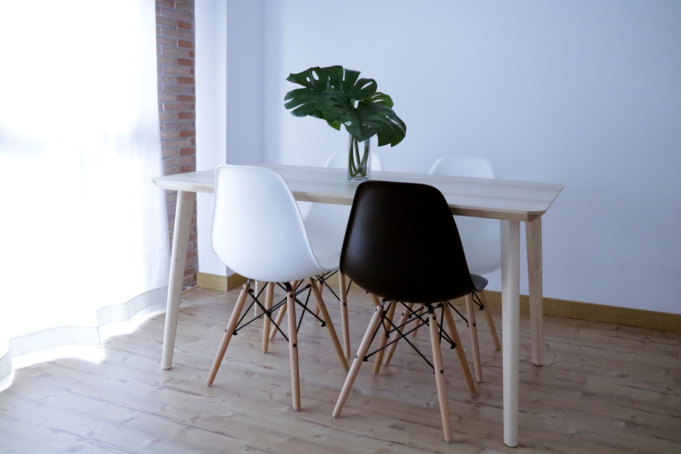 Diseño de comedor nórdico de tamaño medio con paredes blancas, suelo de madera en tonos medios y suelo marrón