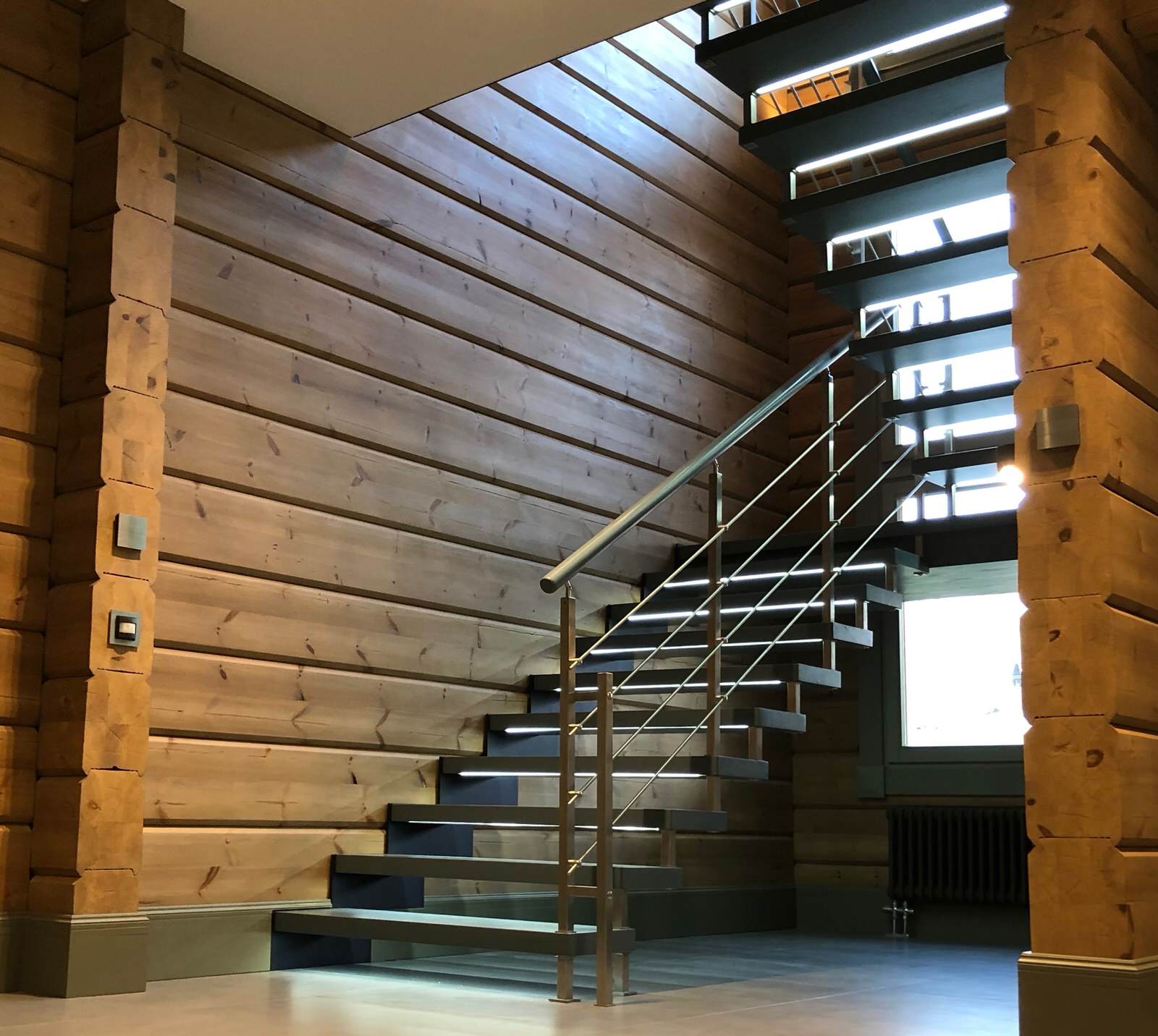 Лестница на больцах с латунным ограждением