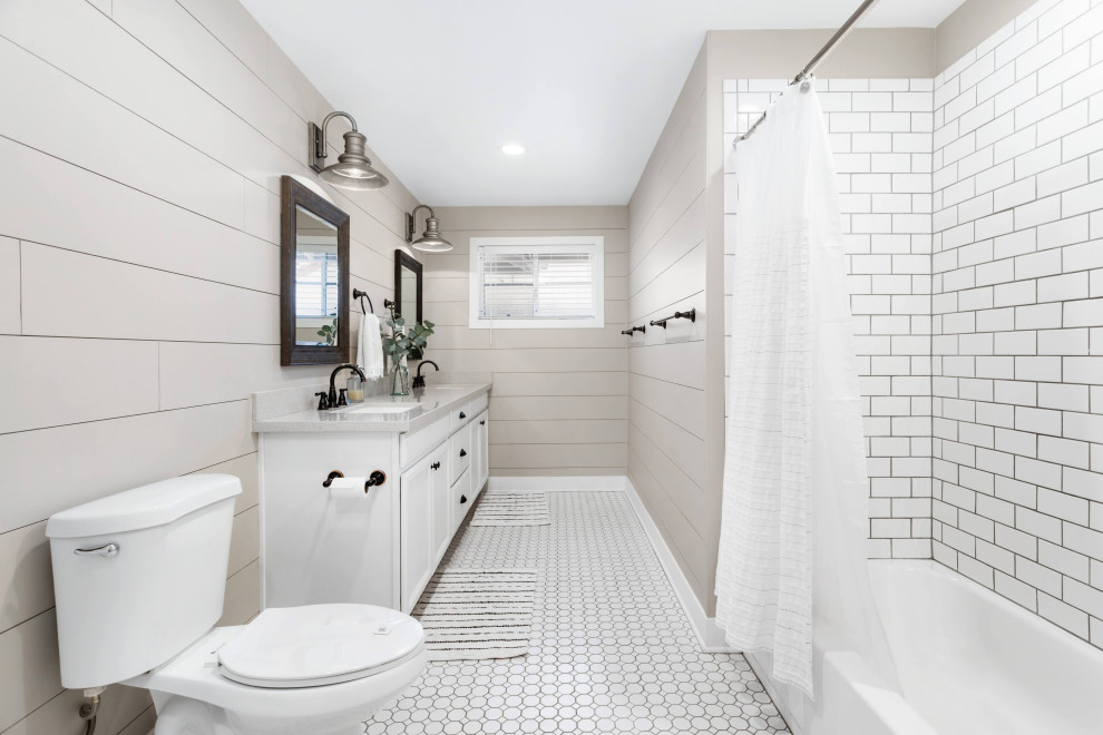 Modelo de cuarto de baño doble de estilo de casa de campo con puertas de armario blancas, paredes grises y suelo blanco