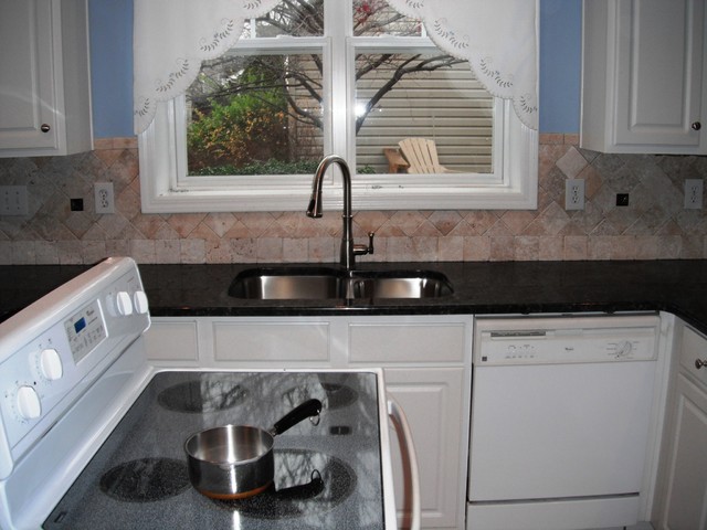 Verde Butterfly Granite With White Kitchen Cabinets 1 4 12