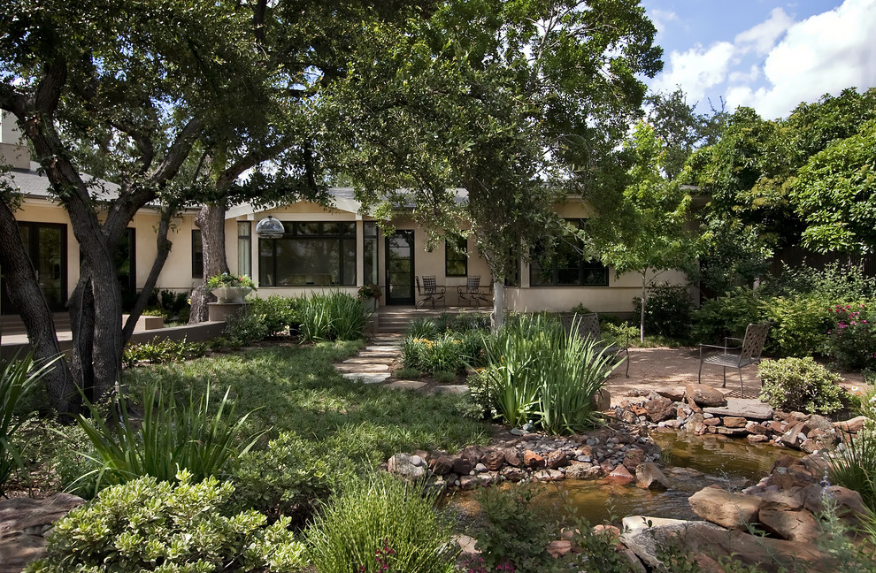 Inspiration for a contemporary garden in Dallas with a water feature.