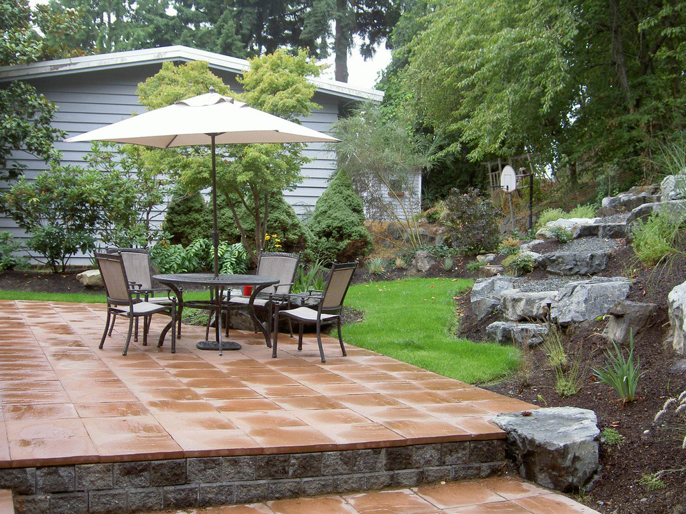 Mid-sized traditional patio in Seattle.