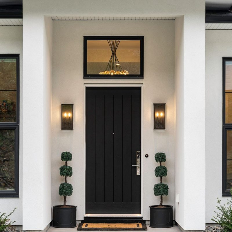 Geräumige Moderne Haustür mit weißer Wandfarbe, Betonboden, Einzeltür, schwarzer Haustür, weißem Boden und Holzdielendecke in Vancouver