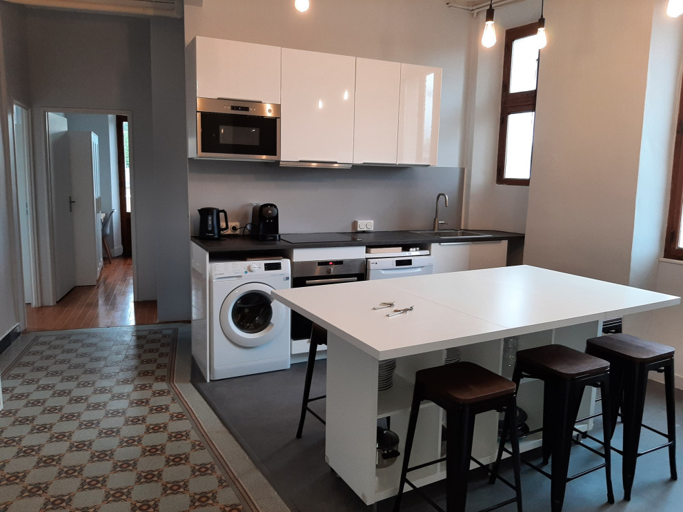 Idee per una cucina abitabile contemporanea di medie dimensioni con ante bianche, top in laminato, paraspruzzi grigio, pavimento in vinile e top bianco