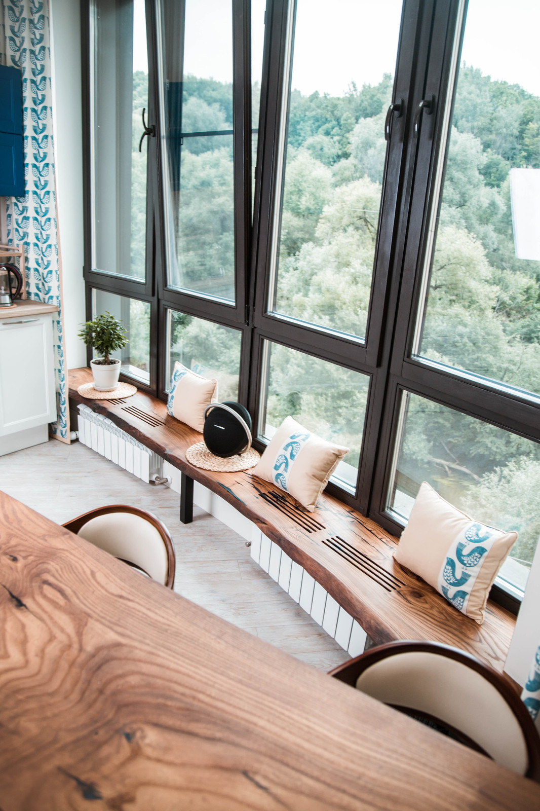 Столовая зона в квартире с панорамным видом