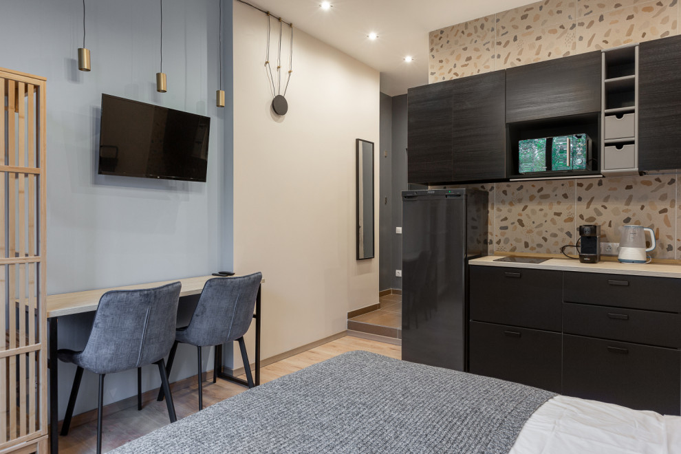 Студия для аренды с пятнистой плиткой