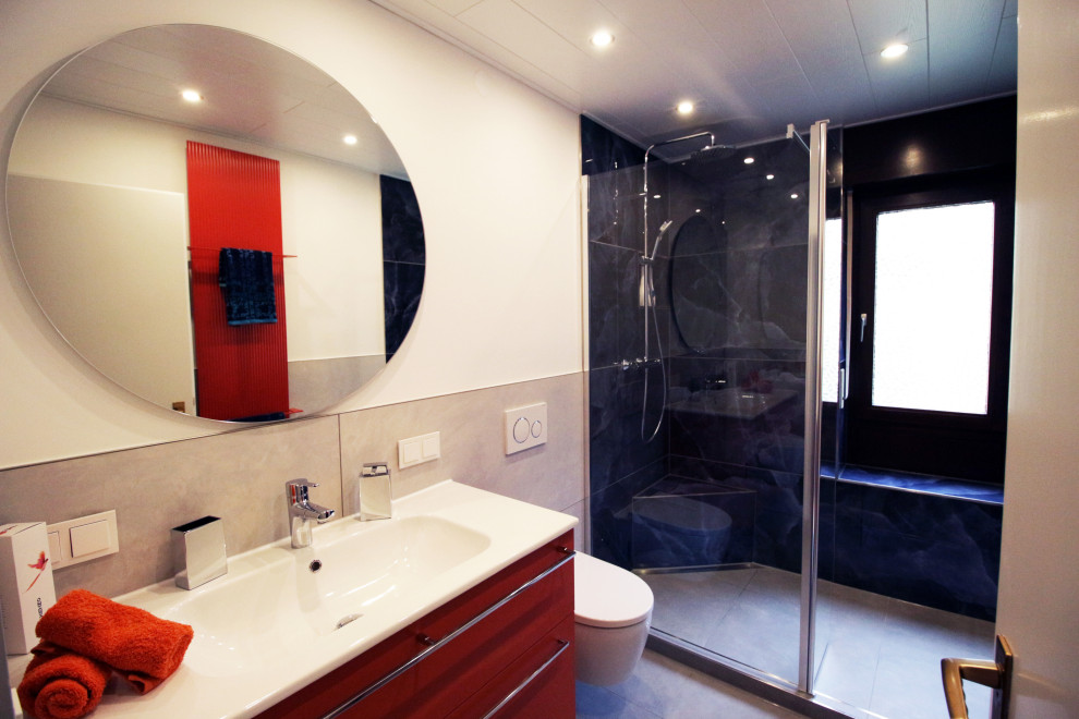 Стильный дизайн: ванная комната в современном стиле с оранжевыми фасадами, инсталляцией, синей плиткой, белыми стенами, бежевым полом и тумбой под одну раковину - последний тренд