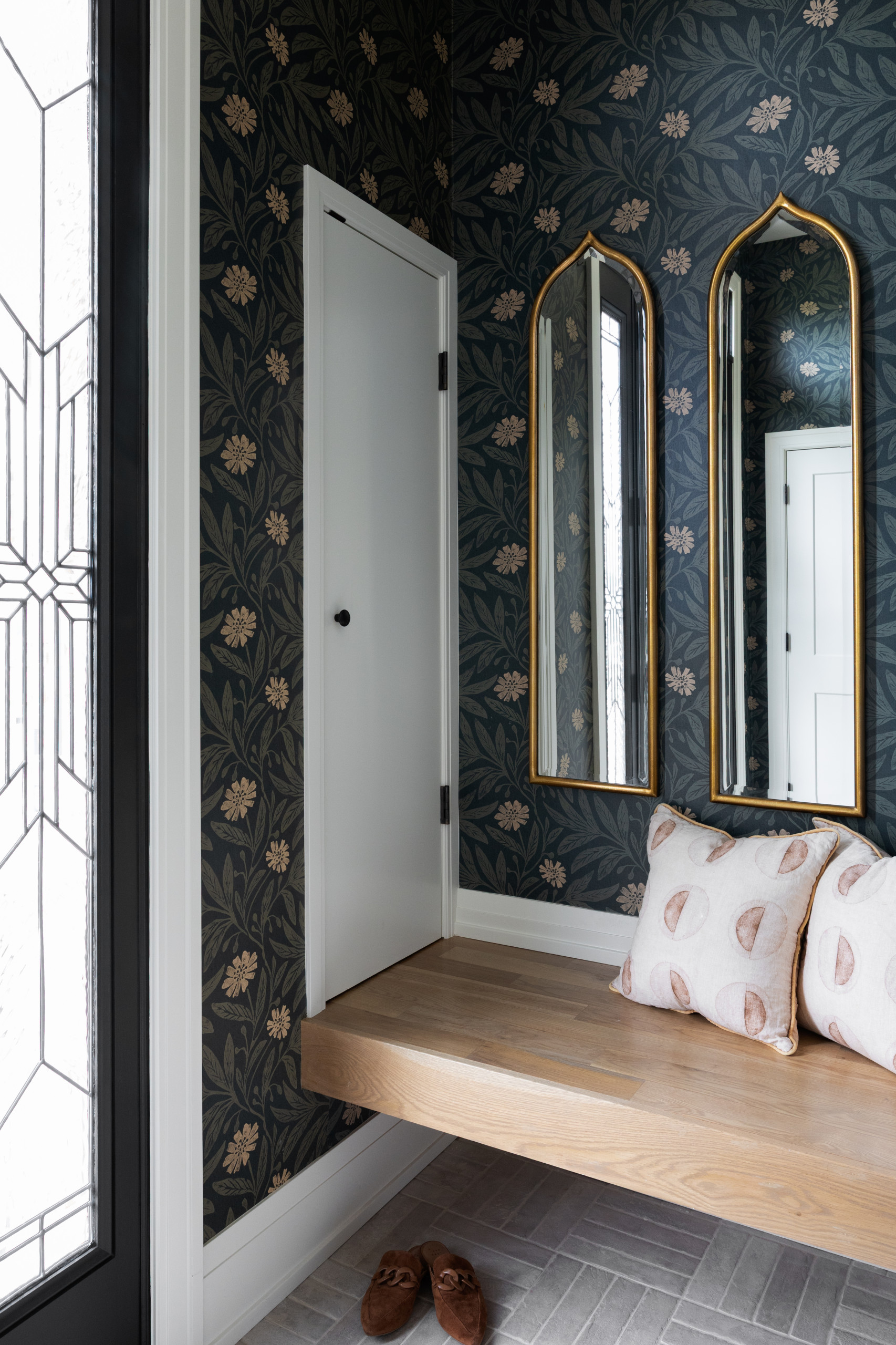 おしゃれな玄関 (テラコッタタイルの床、マルチカラーの壁) の