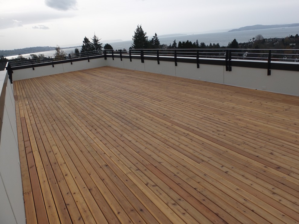 Minimalist deck photo in Seattle