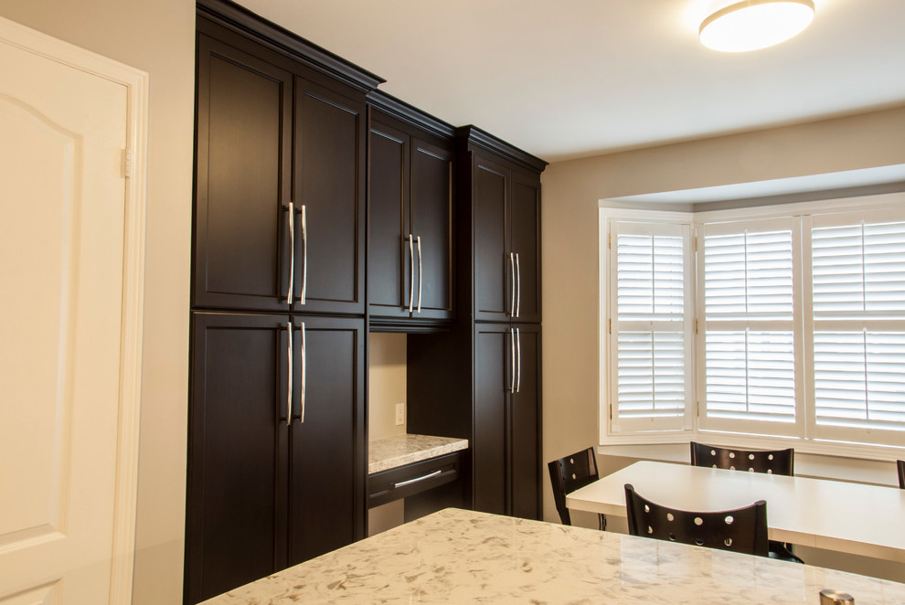 Kitchen - transitional kitchen idea in Toronto
