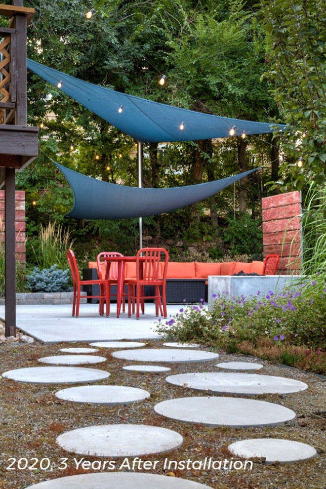 На фото: маленький участок и сад на заднем дворе в стиле модернизм с местом для костра, полуденной тенью и покрытием из каменной брусчатки для на участке и в саду