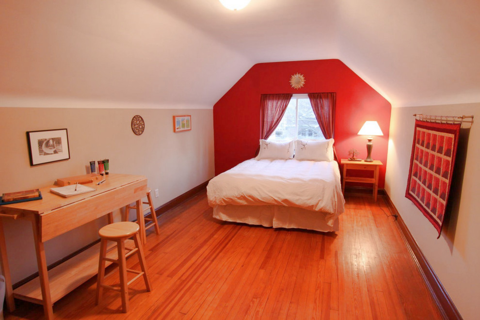 Kleines Klassisches Gästezimmer mit roter Wandfarbe, braunem Holzboden, braunem Boden und gewölbter Decke in Cincinnati