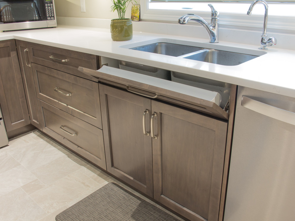 Transitional kitchen photo in Toronto