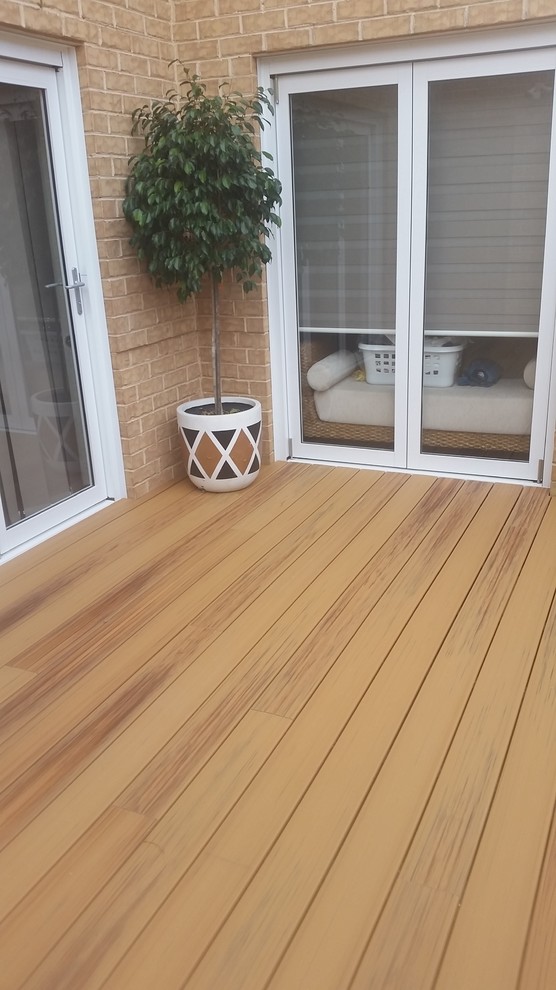 Small modern side yard deck in Sydney.