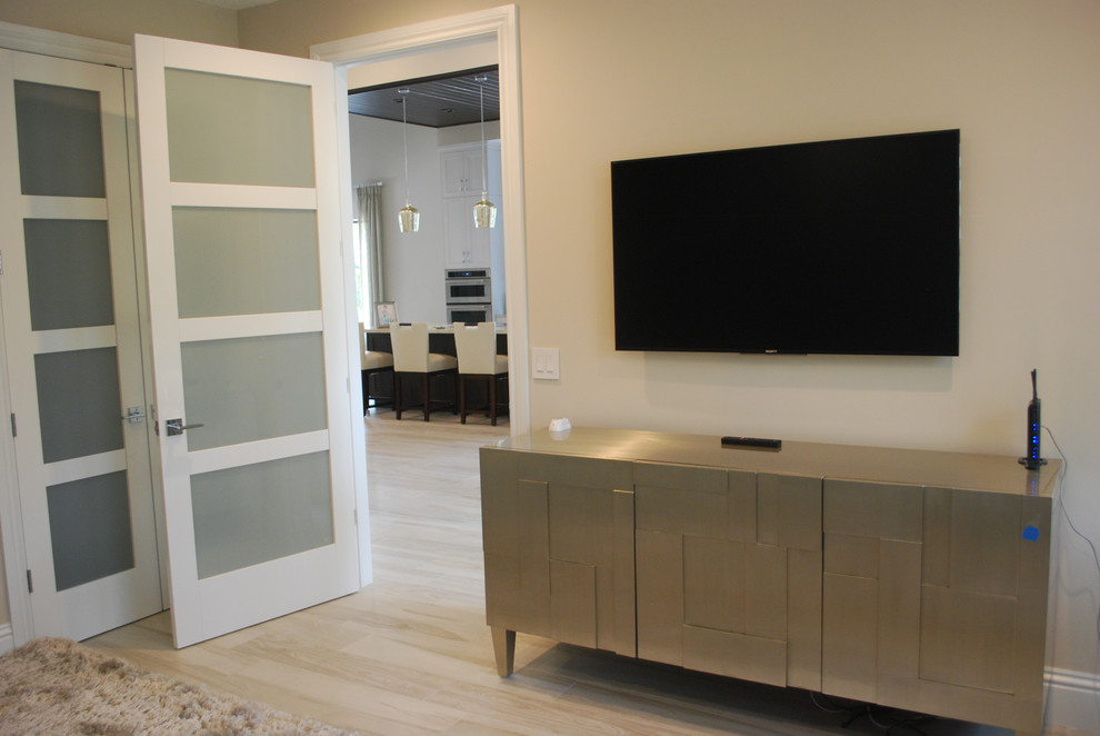 Photo of a contemporary home office in Miami.