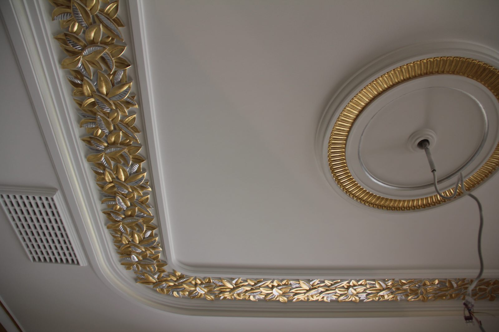 Позолота лепного декора