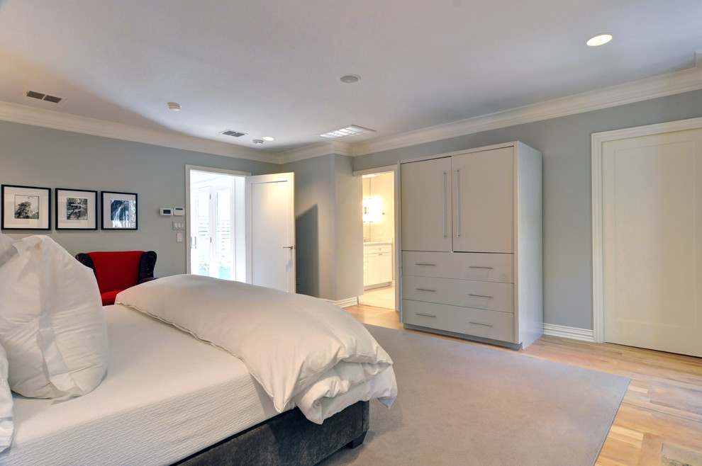 Transitional home design photo in Dallas